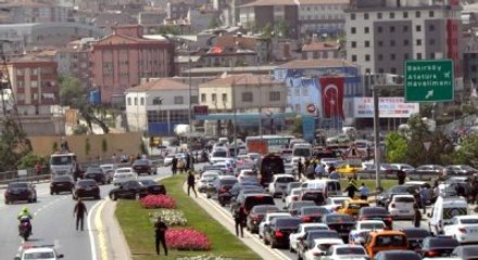 Erdoğan'ın Düğününe Yetişmek İsteyenler Refüjden Geçti