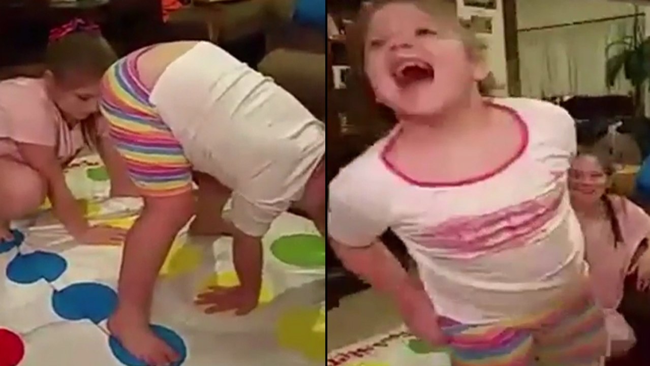 Elle lache un pet enorme en pleine figure à sa soeur !