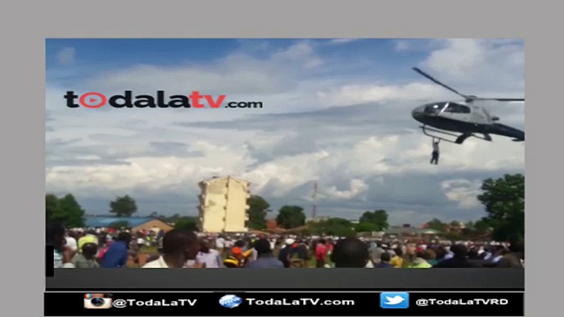 UN HOMBRE SALE ENGANCHADO DE HELICÓPTERO-VIDEO