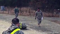 Cette femme soldat s'effondre par terre. Maintenant regardez bien ce que le soldat à droite va faire...