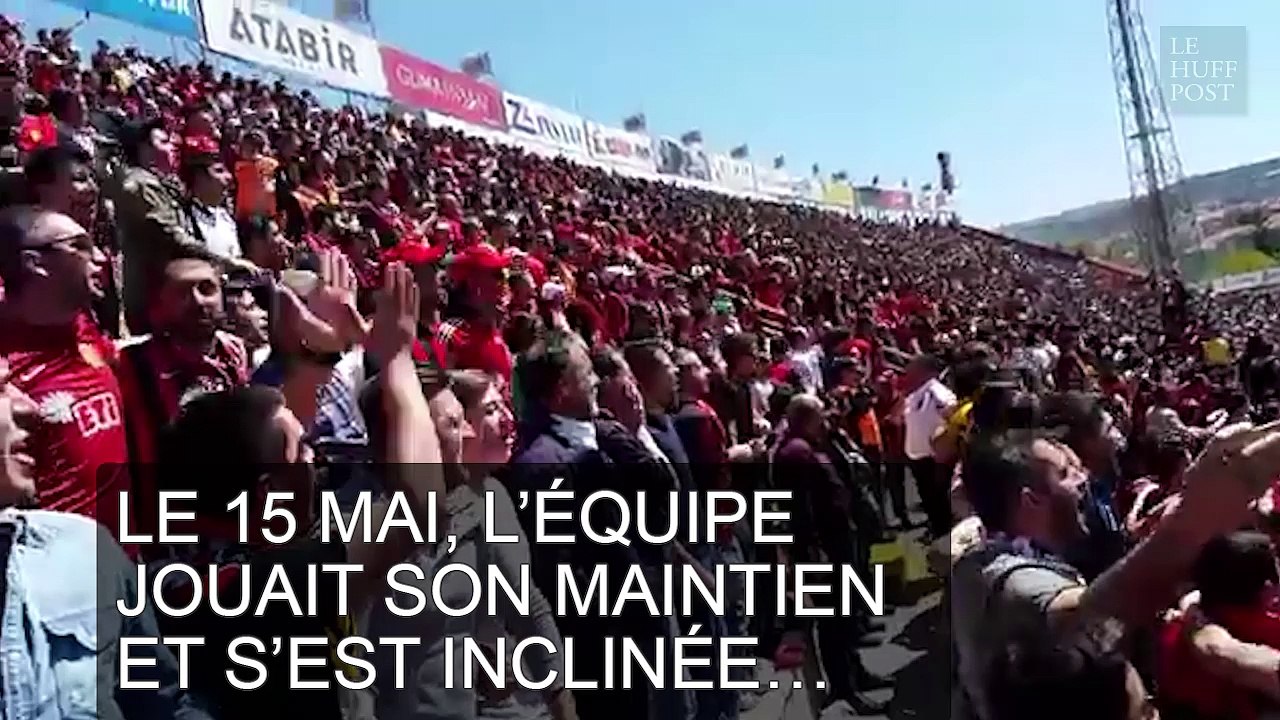De rage, les supporters mettent (littéralement) le feu à leur stade