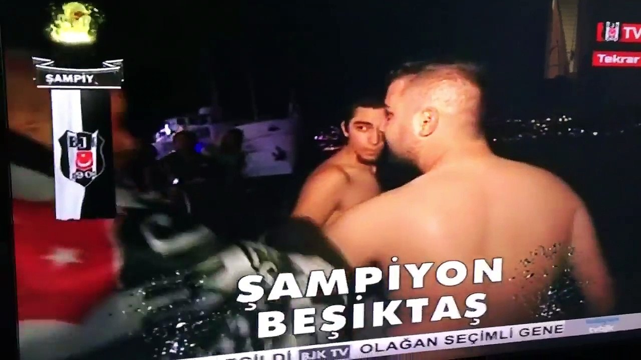 Şampiyonluk geldi taraftarlar denize atladı!
