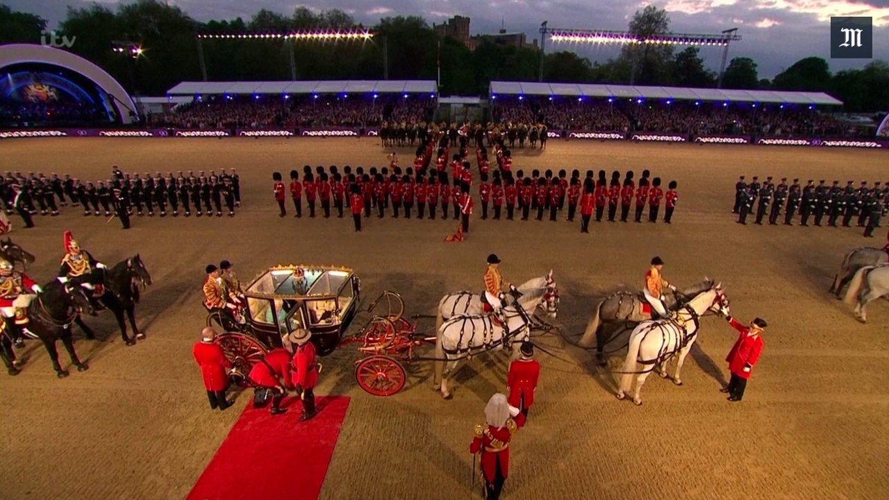 La reine Elizabeth II fête son anniversaire avec des chevaux et des chanteurs