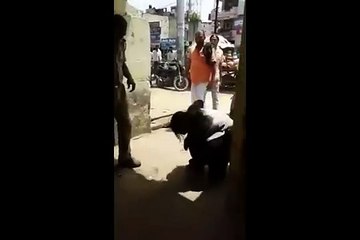 See How This Girl Beating A Police In Public
