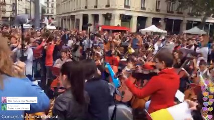 "Bella Ciao" et Ravel joués par l'"Orchestre Debout" place de la République à Paris