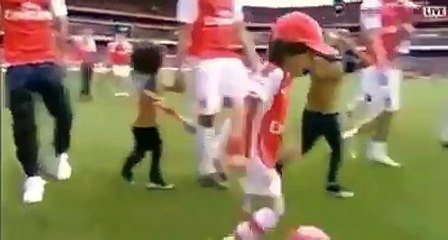 La superbe conduite de balle du fils de Santi Cazorla