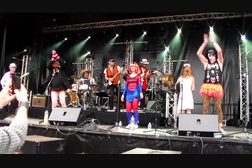 revolvers mahoué a la fete de l'humain d'abords a avion