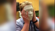 Estudiante pasa mal rato con máscara de yeso y sus amigos se burlan