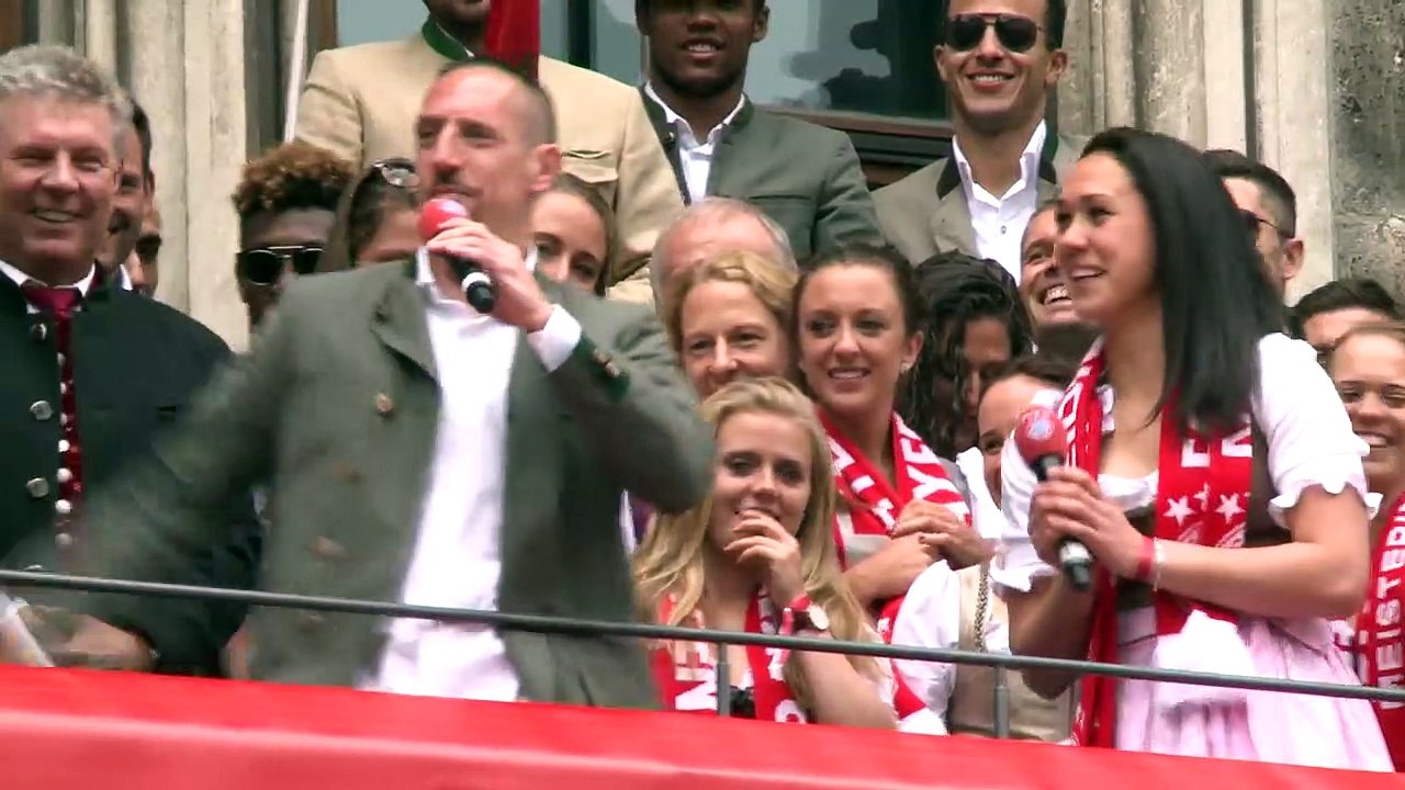 La chanson Les Champs-Elysées entonnée par Franck Ribéry