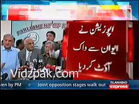 Shah Mehmood Qureshi's real face not allowing Imran Khan to come infront during Media talk