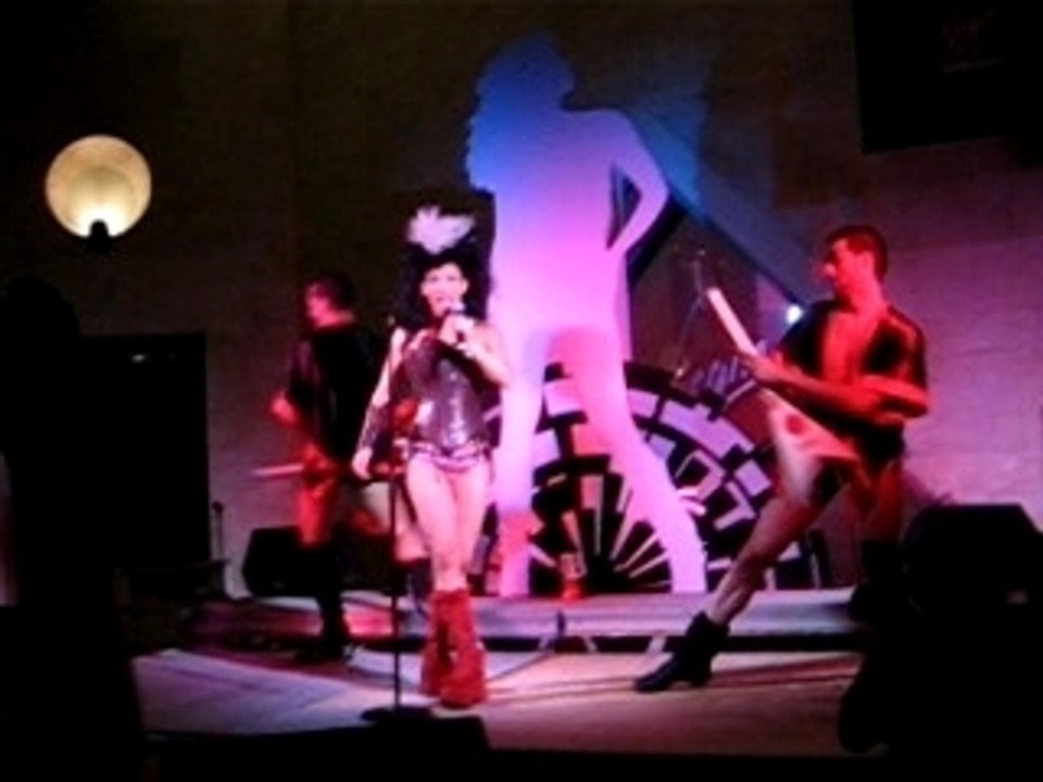 Ysa Ferrer en concert au Carrousel du Louvre (5)