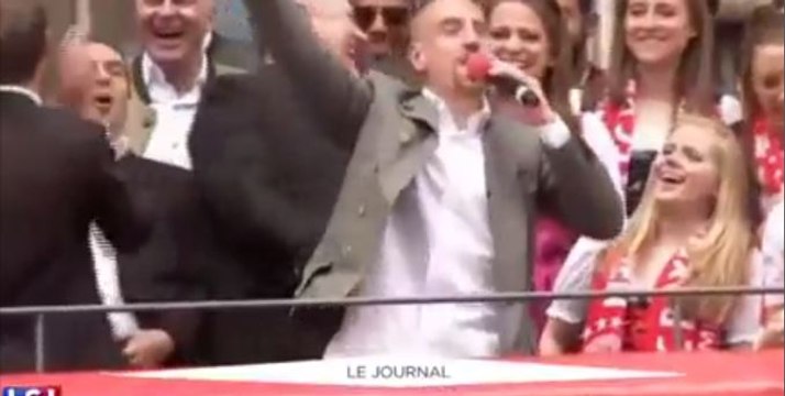 Franck Ribery chante Aux Champs-Elysées devant des milliers de supporters (vidéo)