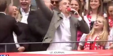 Franck Ribery chante "Aux Champs-Elysées" devant des milliers de supporters (vidéo)