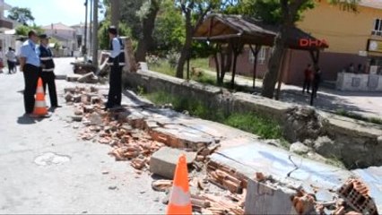Gelibolu'da Yıkılan Okul Duvarı Korkuttu