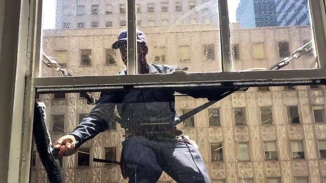Ce laveur de vitres à New York a un métier très dangereux