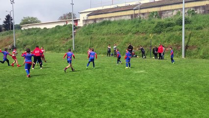 Essai marqué par un joueur des - de 10ans aux Ovalies du Creusot samedi 14 mai 2016