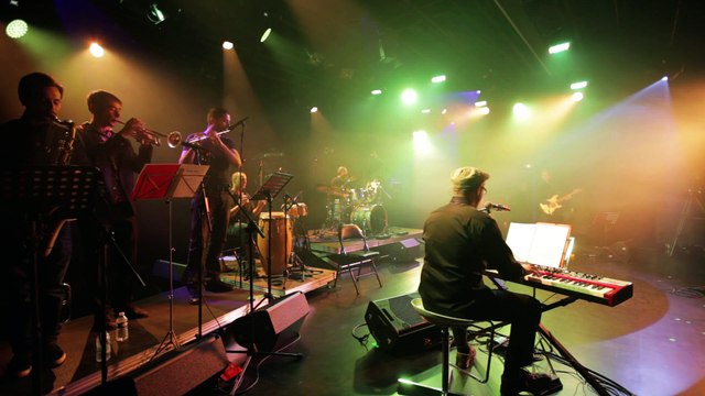 Après 10 ans d'existence, le groupe Royal Gala revient avec ses chansons à croquer à pleines dents aiguisées. Nouveaux arrangements groovy, textes léchés décalés, à vous d'y goûter d'un clic. royalgala.fr