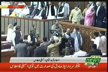 See the reaction when PM Nawaz Sharif came into the Parliament