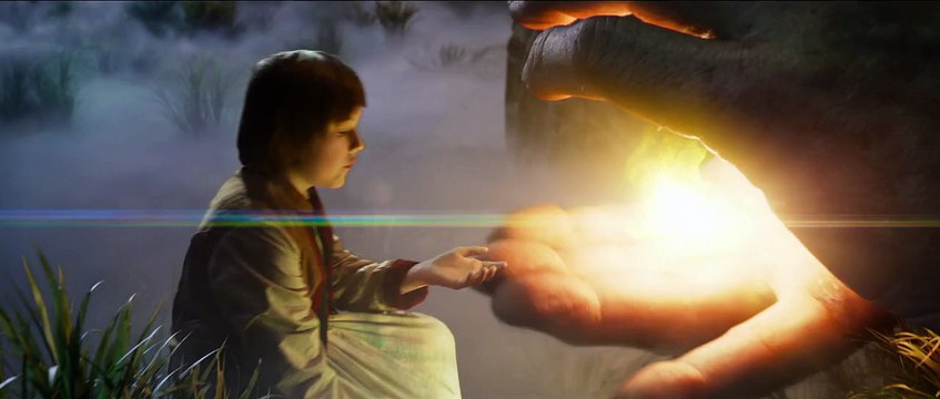 A órfã Sophie (Ruby Barnhill) é curiosa e na companhia de um gigante, ela parte numa jornada em que tem de ser valente. A menina e seu amigo grandalhão precisam enfrentar gigantes do mal que devoram pessoas.