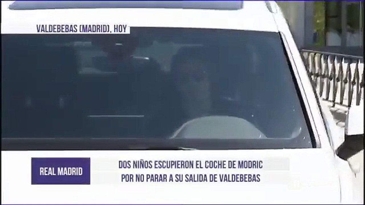 ¡Dos niños escupen el coche de Luka Modric porque no se para a firmar autógrafos!