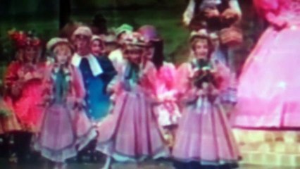 A Sing Song for Barney, BJ and Kids (I Like Autumn scene of Barney: On the Move)