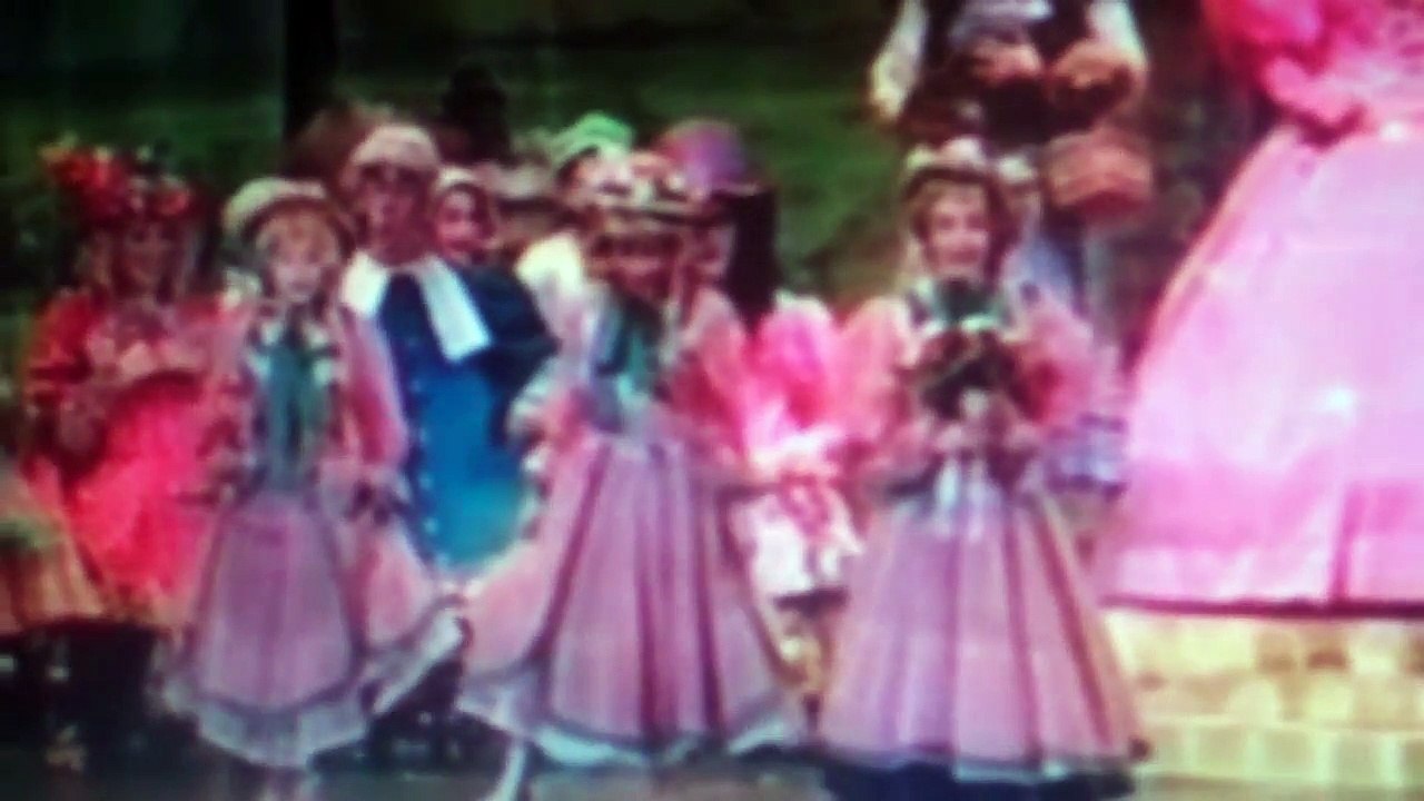 A Sing Song for Barney, BJ and Kids (I Like Autumn scene of Barney: On the Move)
