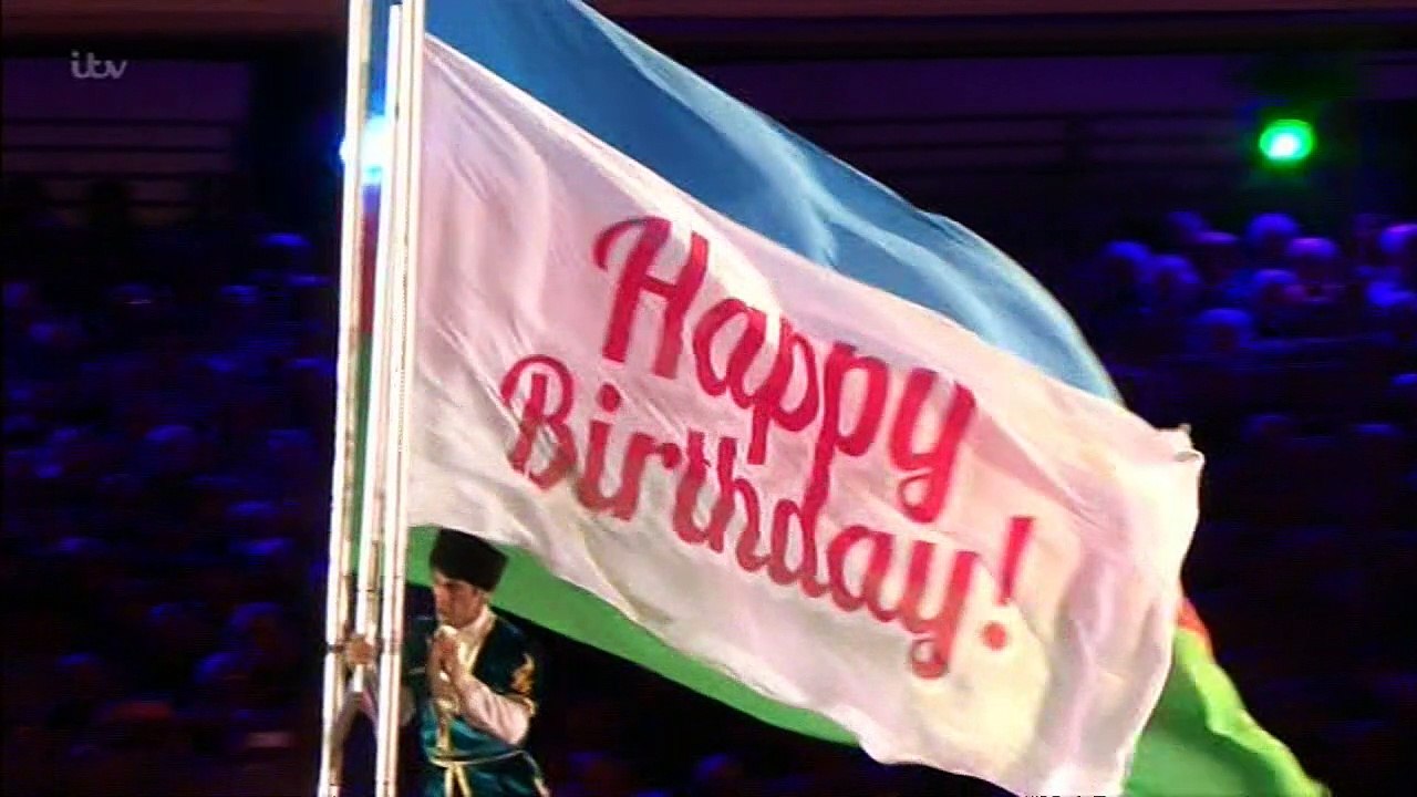 Espetáculo celebra aniversário da rainha Elizab...