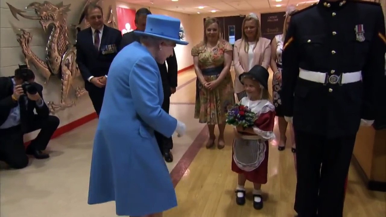 La Bambina Porge Un Mazzo Di Fiori Alla Regina, Ma Quello Che Accadrà Dopo E' Davvero Imbarazzante