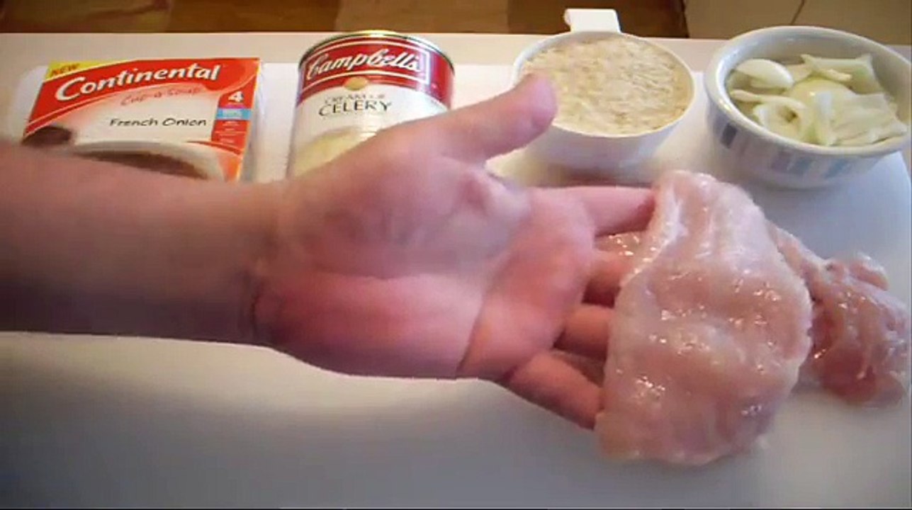 Mette Il Riso Crudo In Una Teglia E Aggiunge Altri 3 Ingredienti: Un Piatto Unico Che La Famiglia Adorerà!