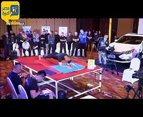 صيني يدخل موسوعة جينيس.. "يقف" على ذراعيه لمدة 8 ساعات