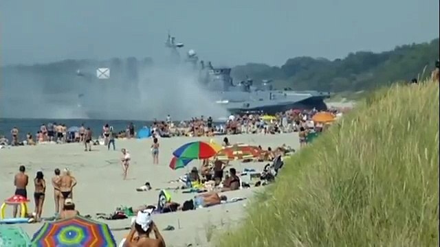 Enormous Russian military ship plows onto crowded beach - Truthloader