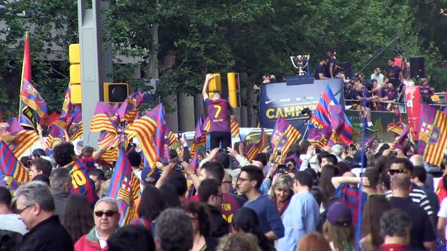 Craques do Barcelona comemoram título com torcedores