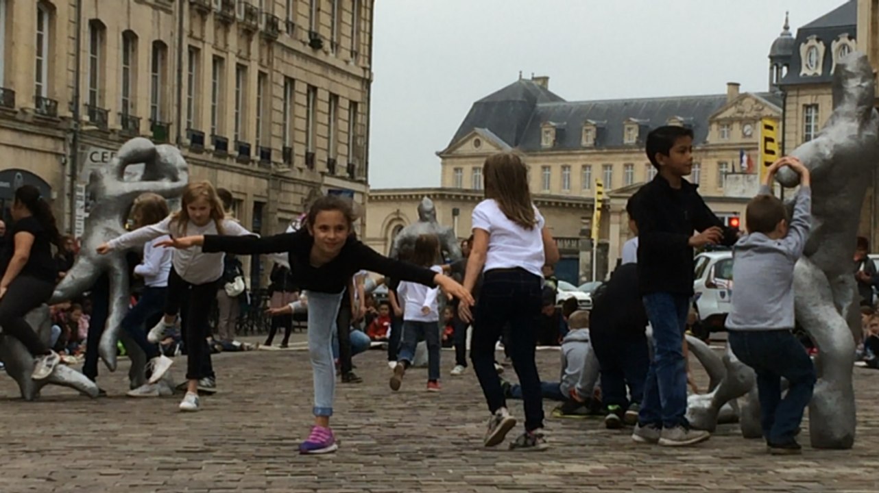 'Cohorte'  de jeunes danseurs dans les rues