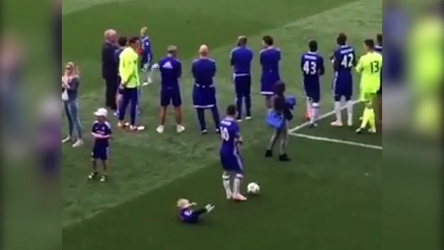 Eden Hazard dribble et humilie son fils