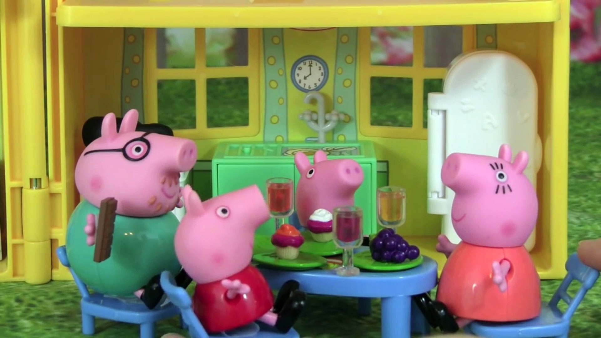 ⁣PEPPA PIG Thanksgiving Day Dinner George Pig, Mummy Pig, & Daddy Pig! Peppa Pig Playtime E