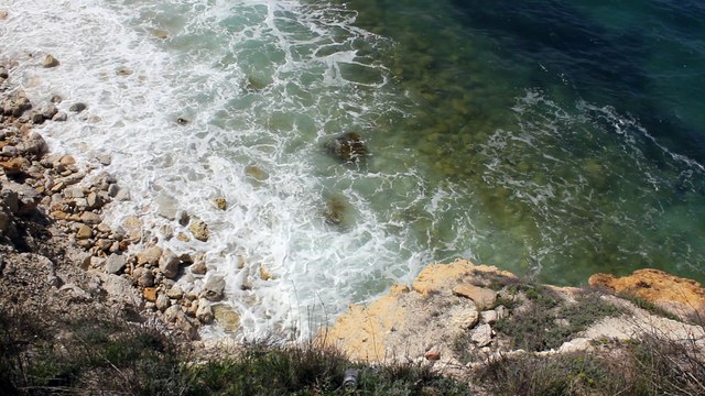 море пенится