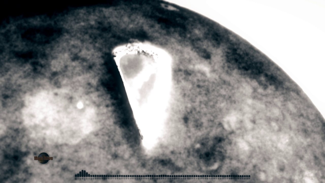 Large Craft Hovering on The Moon, Aliens Inside!