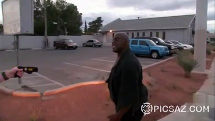 Cop shoot man with electro shocker