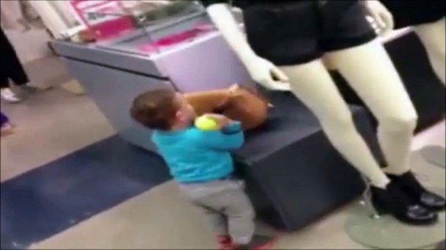 Tiens maman, prend ma main! Gamin hilarant