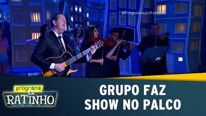 Grupo faz show no palco