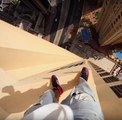 Un hombre arriesga su vida saltando en lo alto de un rascacielos