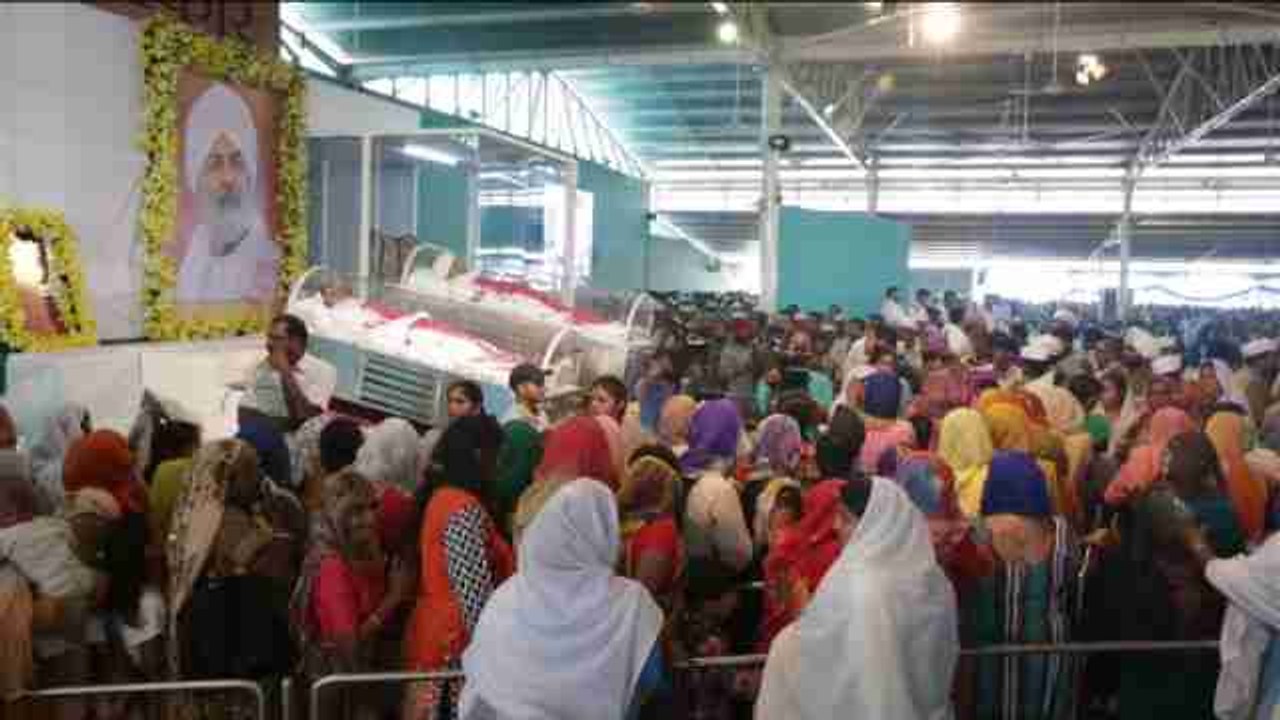 Devotos indios rinden tributo al líder espiritual hindú fallecido en Canadá