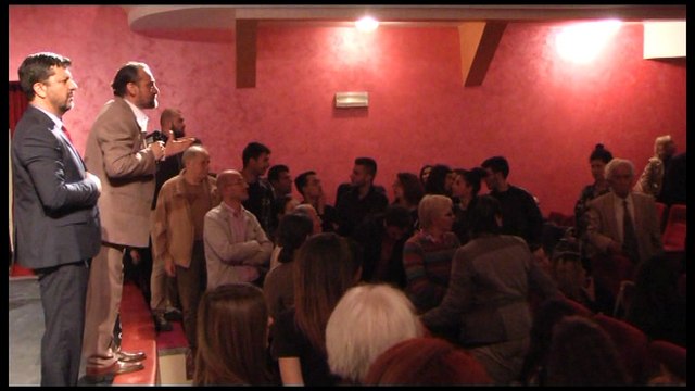 Proteste ne sallen e teatrit te Elbasanit: Komunizmi eshte gjalle