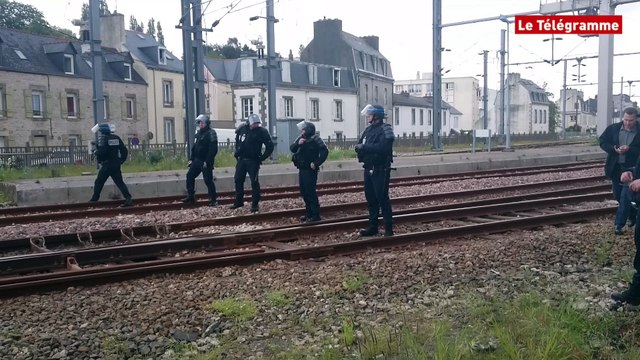 Quimper. Les manifestants bloquent un passage à niveau
