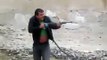 Des ouvriers russes jouent à la guerre avec des marteau piqueurs