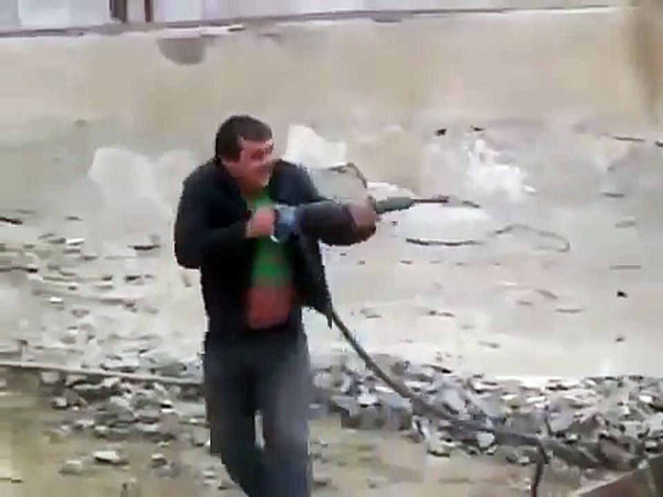 Des ouvriers russes jouent à la guerre avec des marteau piqueurs