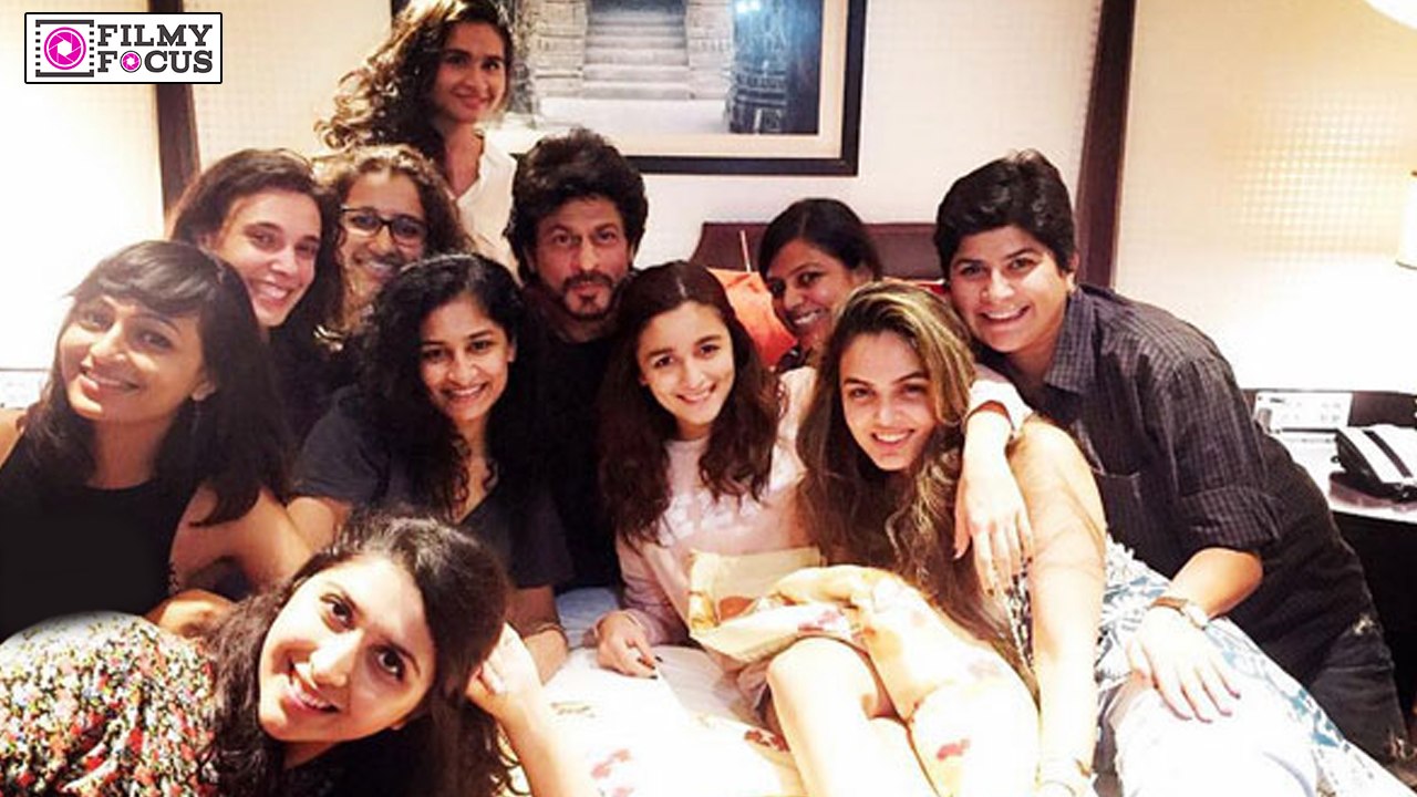 Alia Bhatt chills with Shah Rukh Khan - Filmyfocus.com