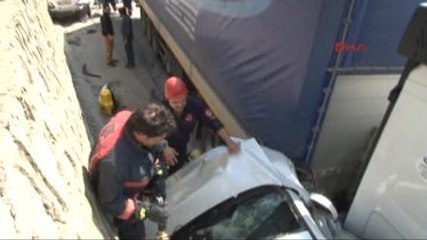 Freni Patlayan Tır Otomobilleri Ezdi