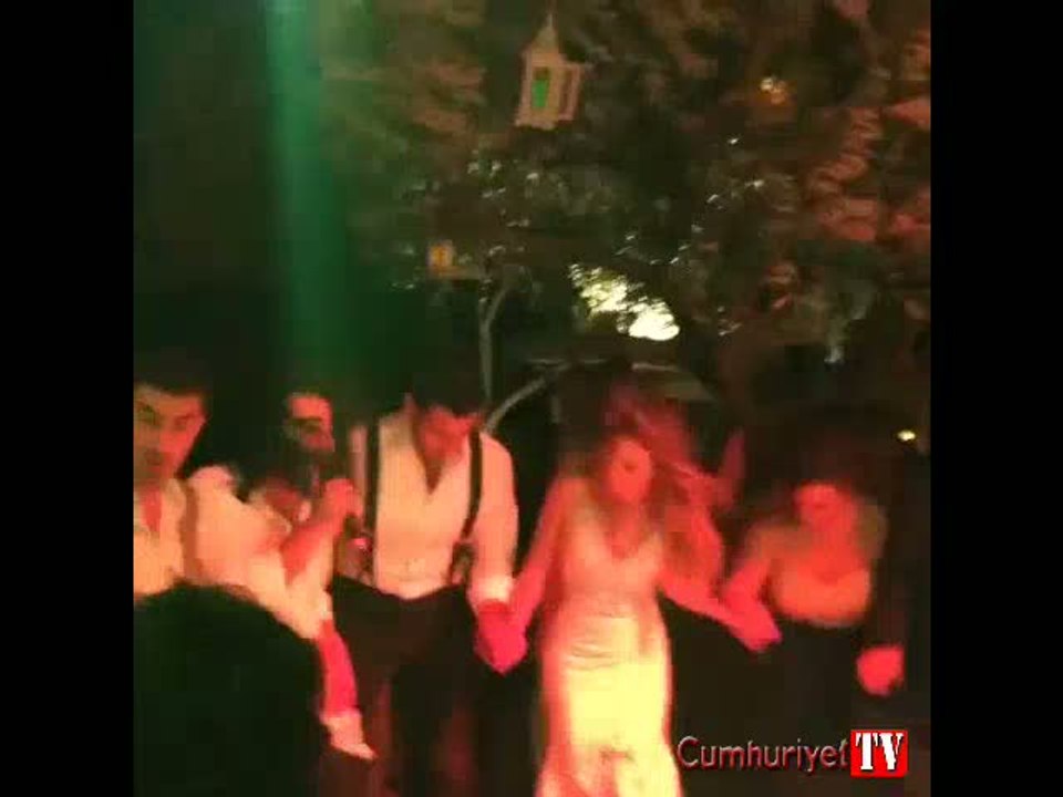 Kenan İmirzalıoğlu ile Sinem Kobal düğünlerinde böyle halay çektiler