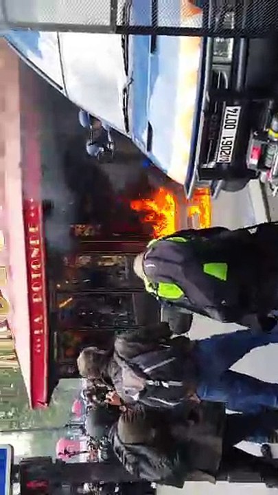 journaliste RT pris à parti par des antifa : Manif 17 mai 2016